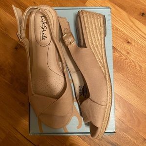 Lifestride canvas shoes size 9 1/2 W